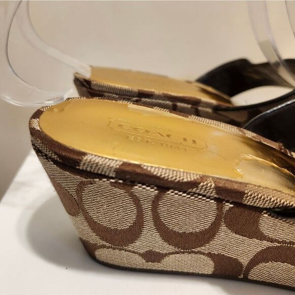 Coach "Noble" Canvas Print w/Gold Turn Lock Wedge Thong Sandals Sz.7.5 Ret. $168 - Picture 5 of 7